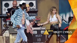 Vignette de la vidéo "Miley Cyrus - Party In The USA/Old Town Road/Panini (Glastonbury 2019)"