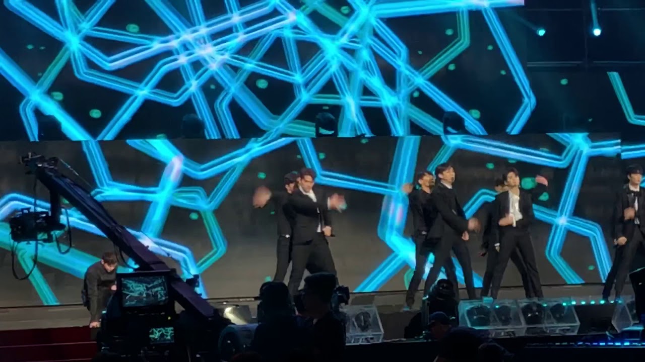 Wanna One reacts to Nuest W @ Gaon Music Chart Awards 2018