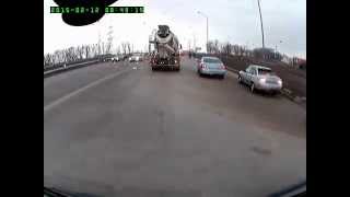 Алматы. Камри создает аварийную ситуацию Пешеходы на дороге 20150212 0848