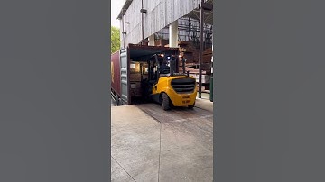 Unloading container at Vandecasteele Warehouse