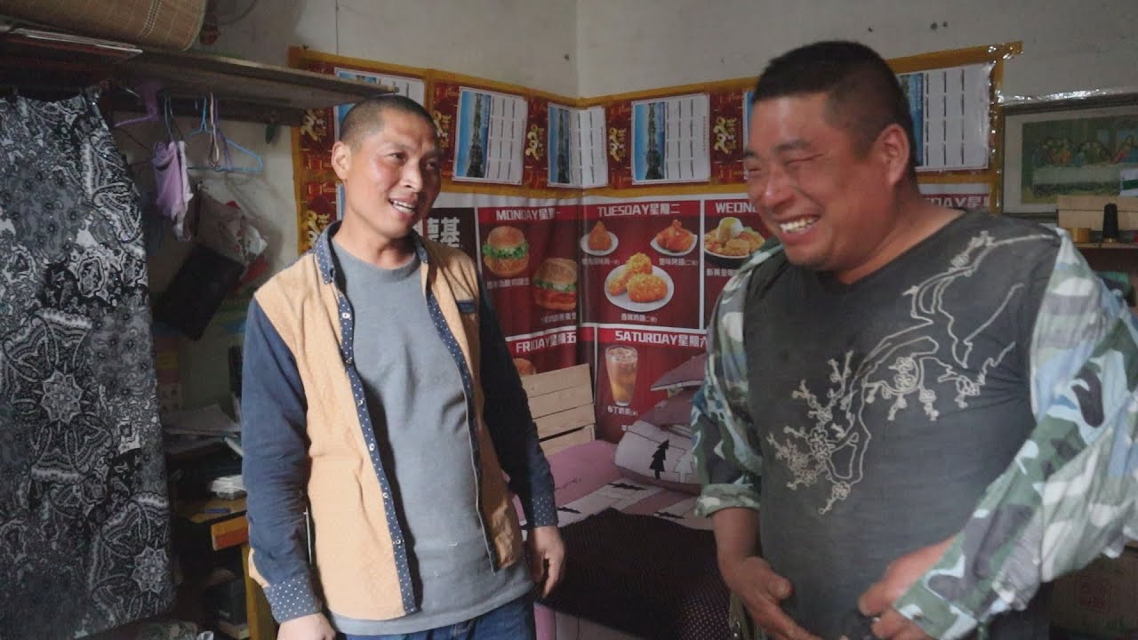 胖大哥下午没活干，去找工友摆龙马阵，回忆这么多年的心酸