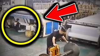 видео: Он попытался БЫСТРО отремонтировать текстильную машину... Большая ошибка! картинка: Он попытался БЫСТРО отремонтировать текстильную машину... Большая ошибка!