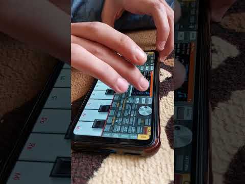 أنامل ولدي بدون تلقي تدريب موسيقي فقط سماعي