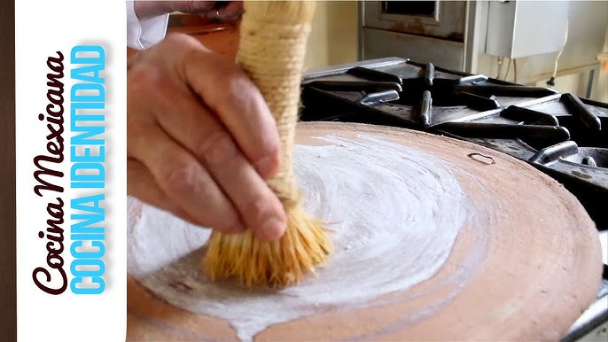 Así se preparan las tortillas de maíz en comal de barro con leña