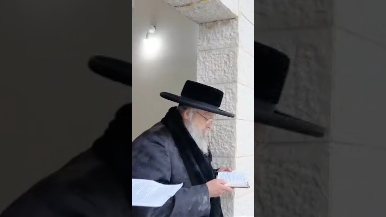 כ"ק האדמו'ר מפינסק קרלין בתפילה בקבר רבי יוחנן מקרלין זי"ע