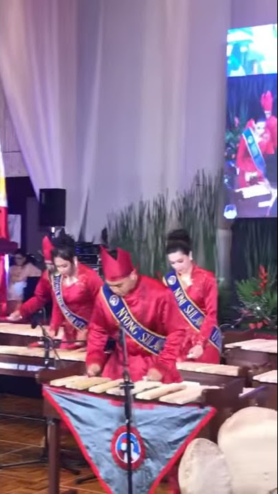 Personil Kolintang NNS meneriakan MABUHAY pada saat memainkan musik Kolintang 