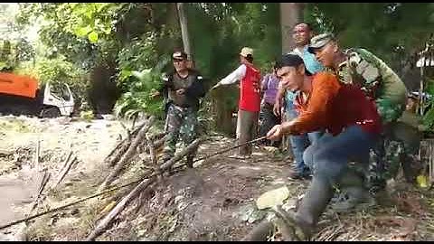 Kerja bhakti di bozem, Camat, Danramil dan Kapolsek dg jajaran Muspika Kecamatan Tenggilis Mejoyo
