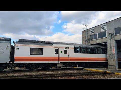 新特急色入りのキハ183系『オホーツク2号』が札幌駅到着後に苗穂