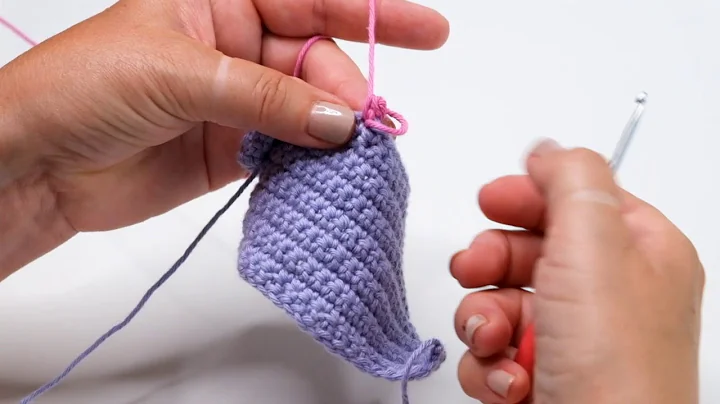 Crochet   Joining a new yarn shade and weaving in ...