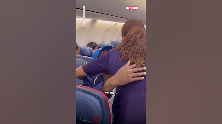 Flight attendant has a surprise reunion with her dad on his flight