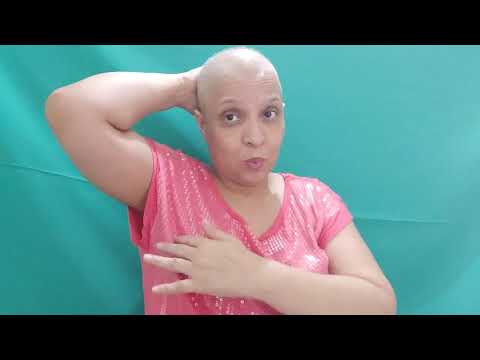 Intérprete de libras alerta mulheres surdas sobre câncer de mama