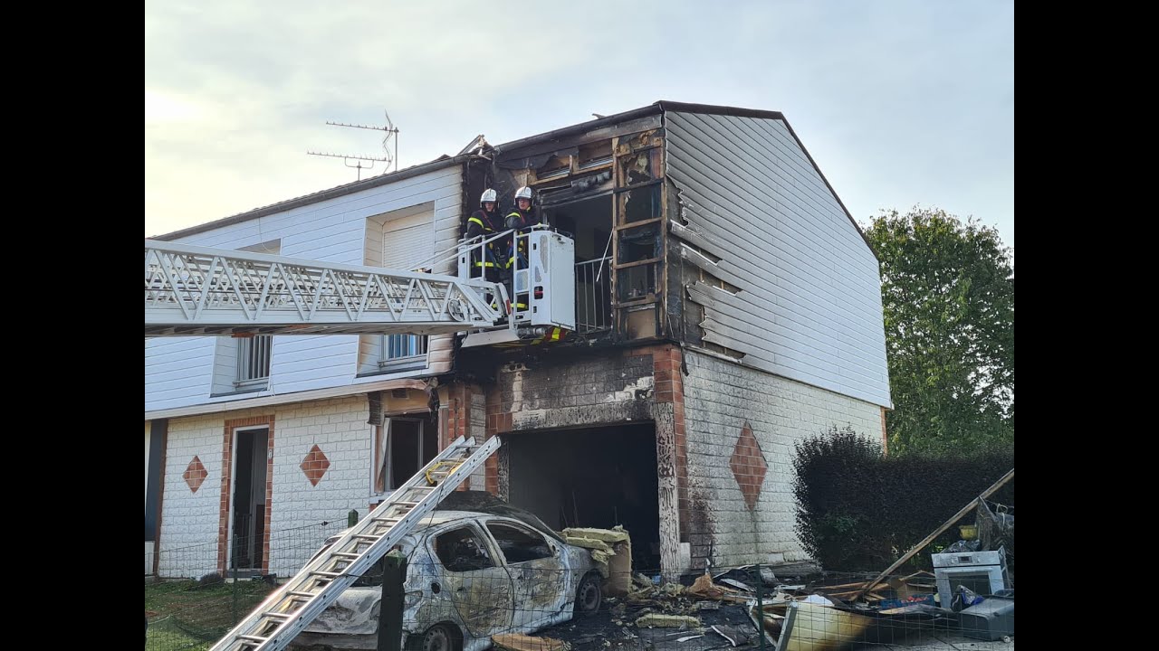 Une voiture prend feu à Pavilly, L'incendie se propage