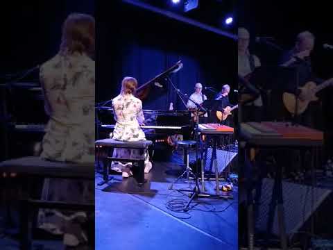 Menemästä kiellettiin (live) – Laura Sippola &Tuki
