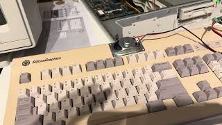 Keyboard Synth: Breadboard first look