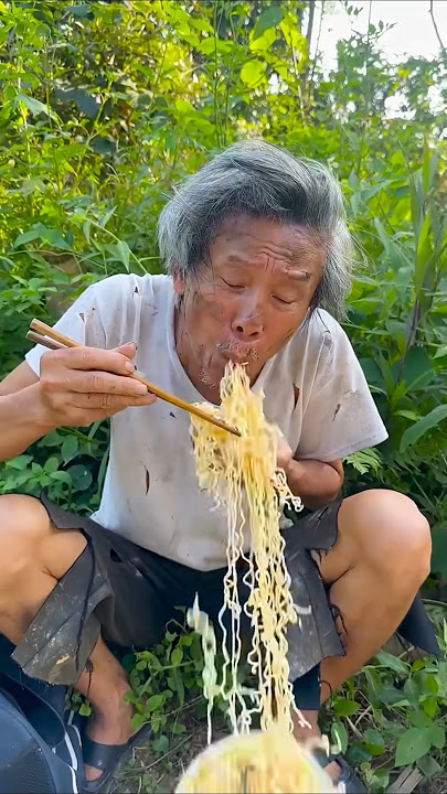 Instant noodles spilled! Sir, I'm so sad...105 Instant noodles spilled! Sir, I'm so sad#shotrs #3...