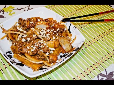 vietnamese-stir-fried-rice-flake-noodle-with-satay-beef