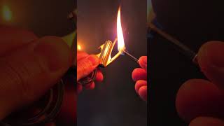 sprzedałem swoje stare Zippo aby mieć to cudeńko ponieważ ma to magnezowe Krzesiwo które odpala