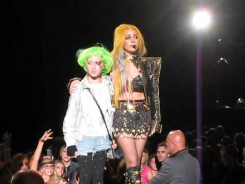 lady-gaga-@riga-with-funny-fan-girl-on-stage,-23.08.2012