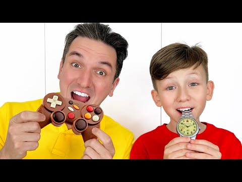Видео: Senya and Dad Have Fun Playing Chocolate Challenge