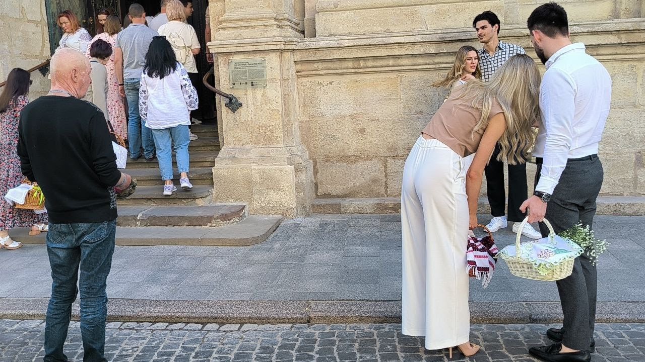 Львів 2024 Великдень: освячення кошиків з пасками у гарнізонному храмі Петра і Павла 4 травня 2024