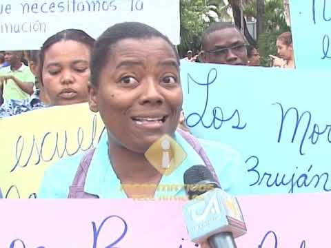 Maestros y padres de Yaguate protestan frente al Palacio Nacional.