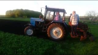 Посадка картофеля каротофелесажалкой и трактором - Planting of potatoes with a carrot and a tractor