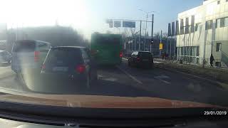 Автобус создал аварийную ситуацию