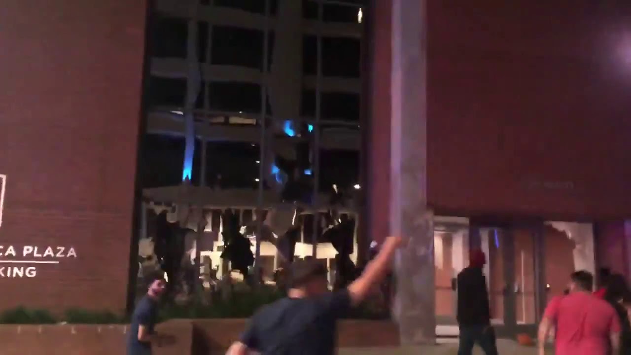 Bank of America Dallas, TX - windows smashed [riot 2020] - YouTube