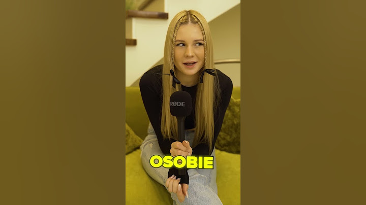 PODAJE MIKROFON OSOBIE KTÓRA..