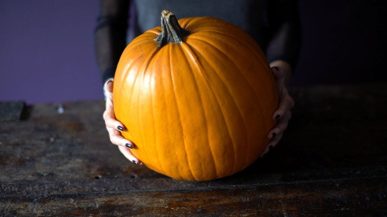 Linda bruxa segurando abóbora de halloween em estilo anime