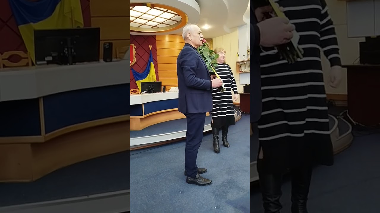 Наближеним букет та грамоту , опозиції - сухі вітання, брехливим язиком