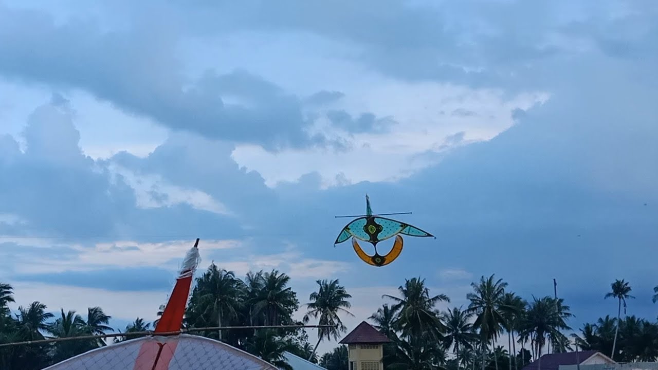 Wau Puyuh Wau Bulan Kelantan | Bunyi Busur - Meriah Suasana Tempat Naik Wau di Tepi Pantai Senok