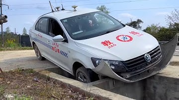 What to do if the car accidentally falls into a pit? The best driver actually does it like this！