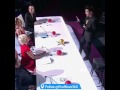 رجل يحل مكعب الألوان بفمه شوفو كيف شلون