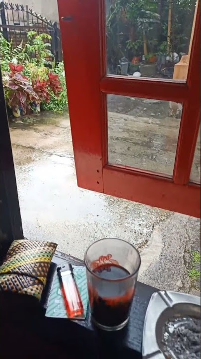 minum kopi diwaktu turun hujan,, mantap 😋👍