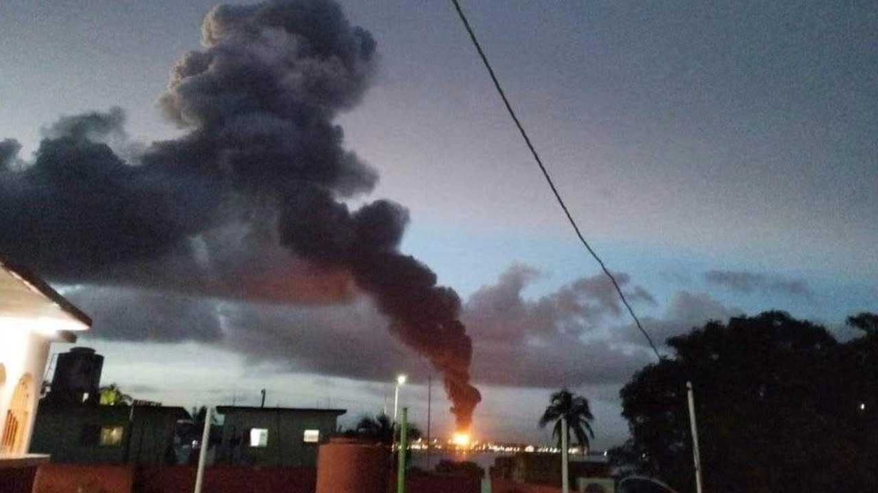 At least one killed after lightning sets fuel tank ablaze in Cuba - YouTube