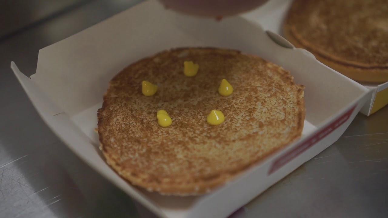 Видеосъемка для McDonalds приготовление Роял чизбургера для рекламы в социальных сетях