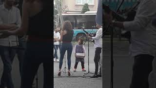 Bütün insanlar elele tutuşsa hayat bayram olsa  ne güzel bir anlarım