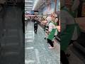スーパーの踊り子現る