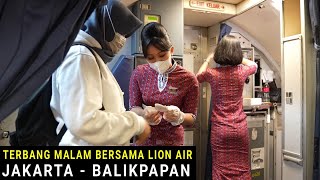 Terbang Malam Rute Jakarta - Balikpapan Bersama Pesawat Lion Air Boeing 737-900ER