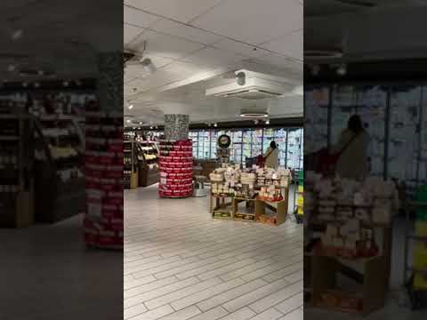 Πελάτες σε κατάστημα Μασούτης σε στάση προσοχής για τον εθνικό ύμνο