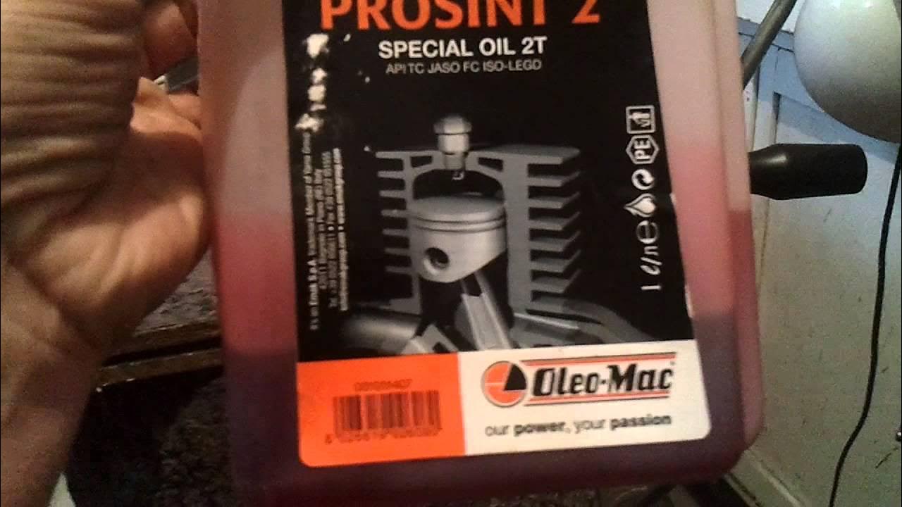 Масло в бензин для триммера. Масло 4 тактное для бензопилы бензокосы. Масло для бензопилы Крюгер. Масло для четырехтактных двигателей триммеров. Масло в двигателе триммера.