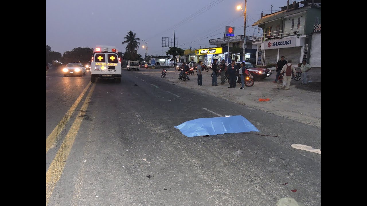 Auto atropella a dos uno muere