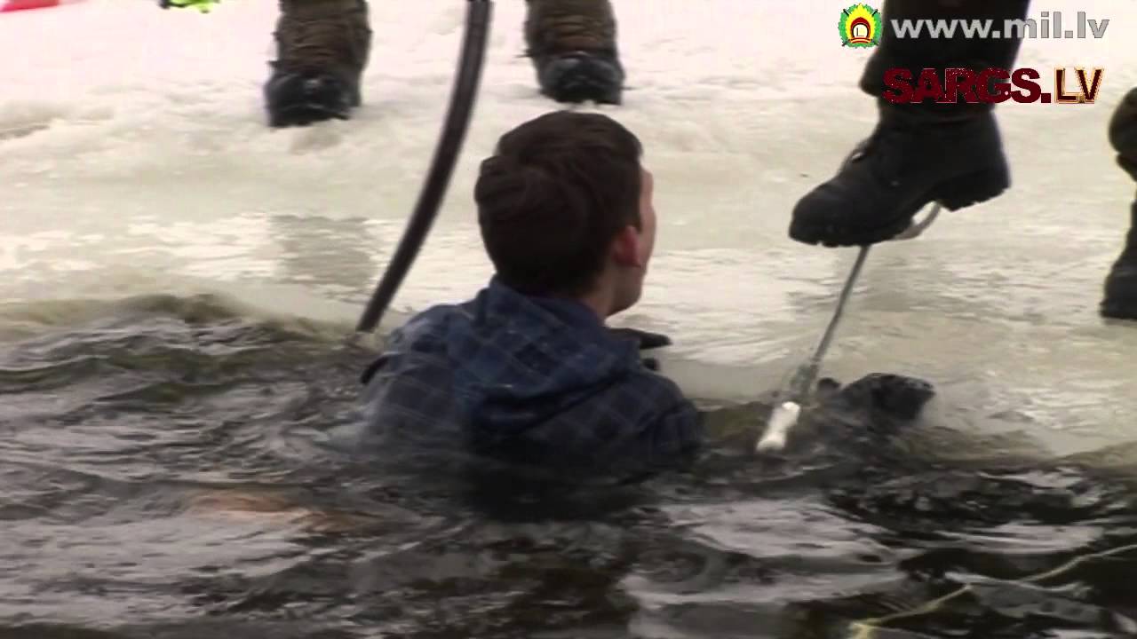 Jaunsargu 512. vienība peldas āliņģī