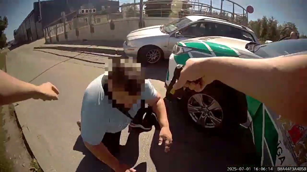 Pašvaldības policisti Zolitūdē aiztur bēgošu vadītāju bez tiesībām un ar Igaunijas numurzīmēm