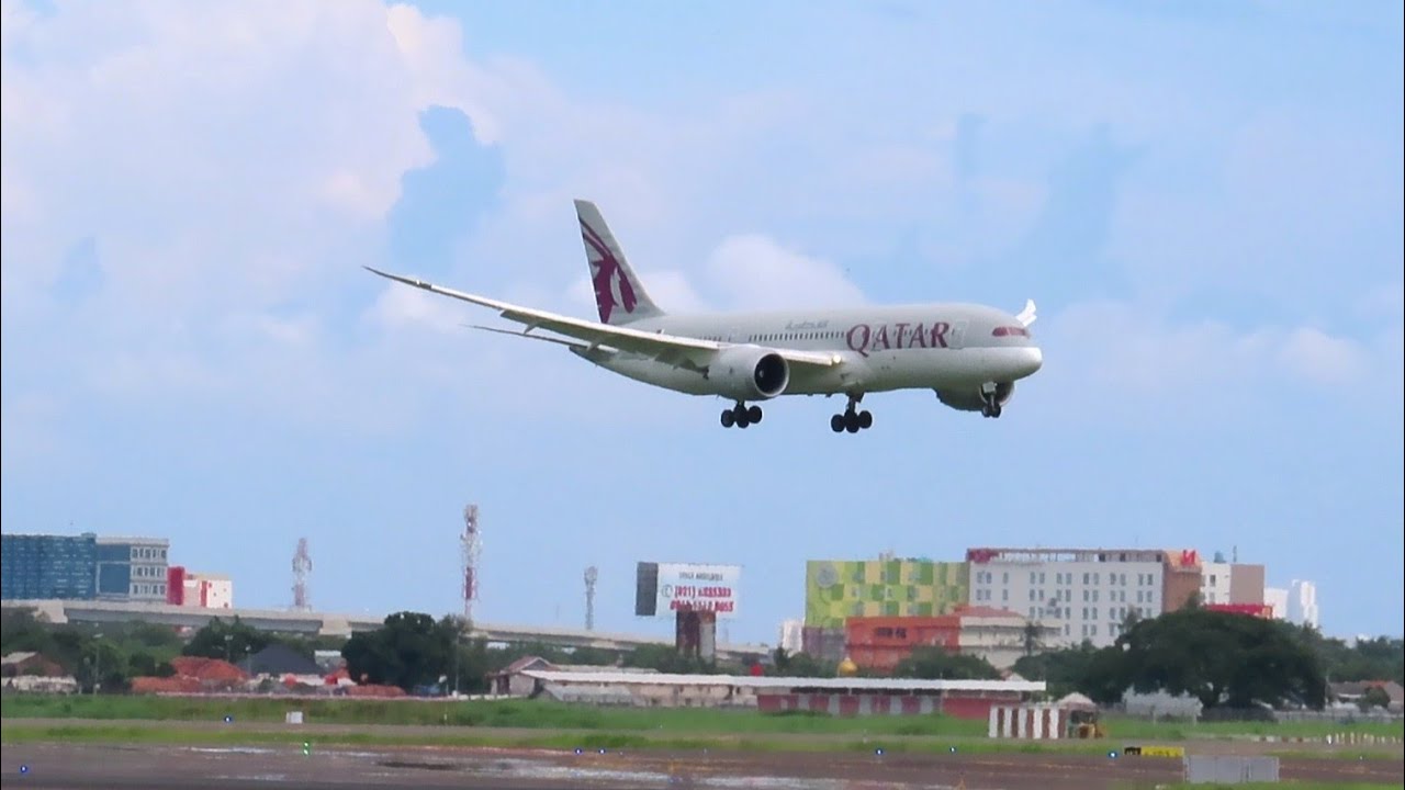 Detik Detik Pesawat Qatar Airways Landing di Bandara SoekarnoHatta