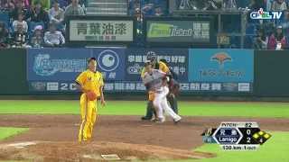 03/14 兄弟 vs Lamigo 四局下，林智平敲出中外野方向安打，桃猿3：0領先，依舊滿壘