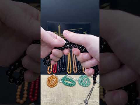 سبحة مسكي باللون الاسود خيط بروبلين متين و حجم خرزة متوسط مع شرابة مزيج من الانتيمون والمعادن
