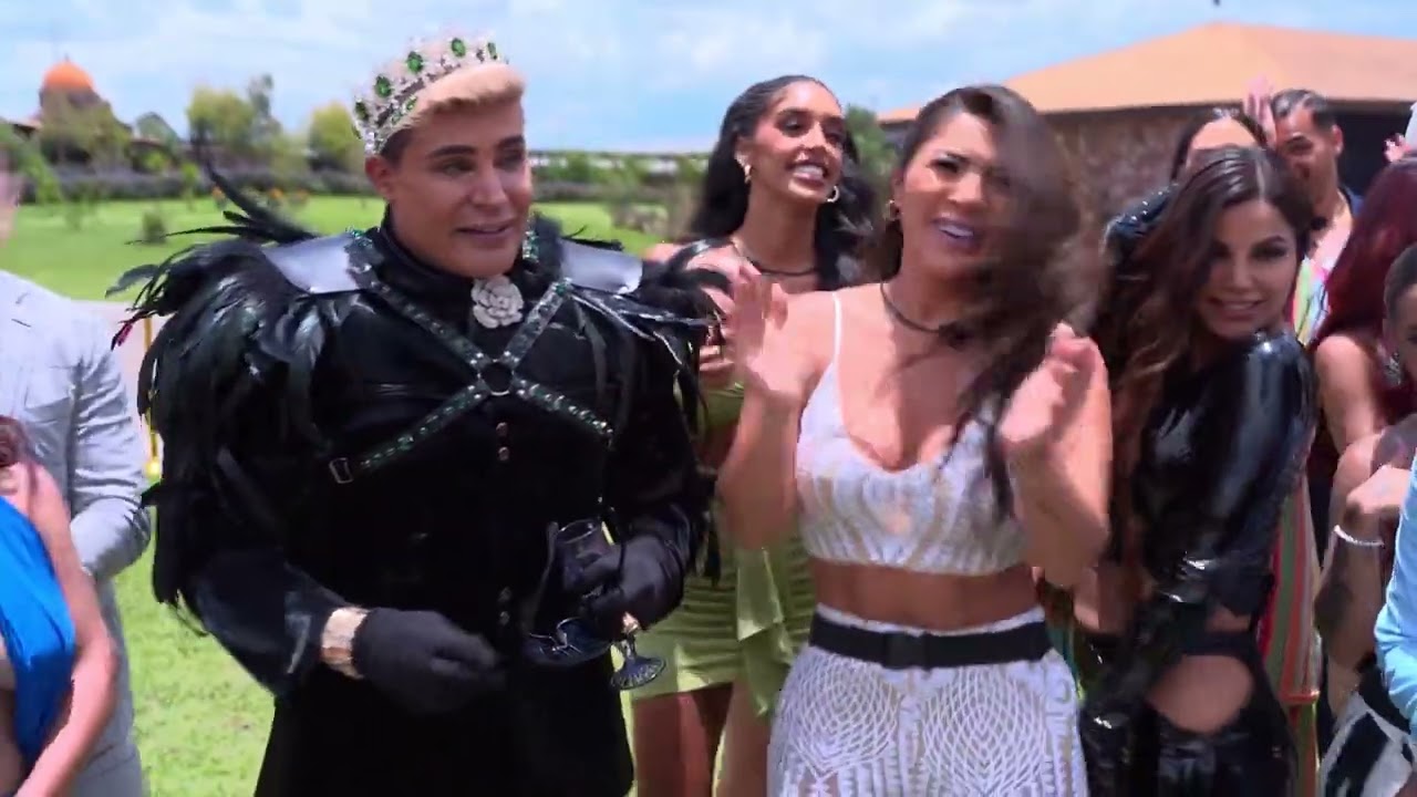 Capítulo 1: Los 50 elegidos llegan felices a la hacienda del León cantando al ritmo de Tostao.