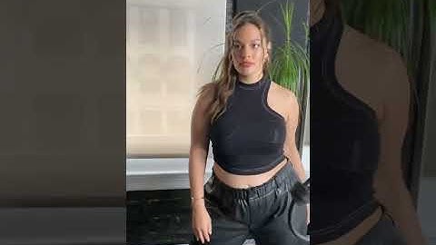 Ashley Graham Teaching Modeling Tips! ⬇️ #Short